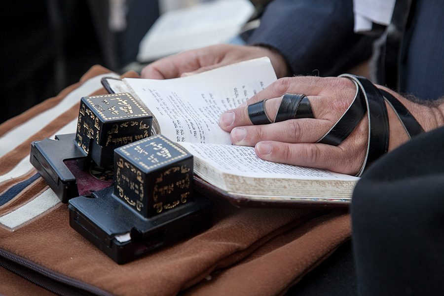 Ritual tefillin AdobeStock 154618105